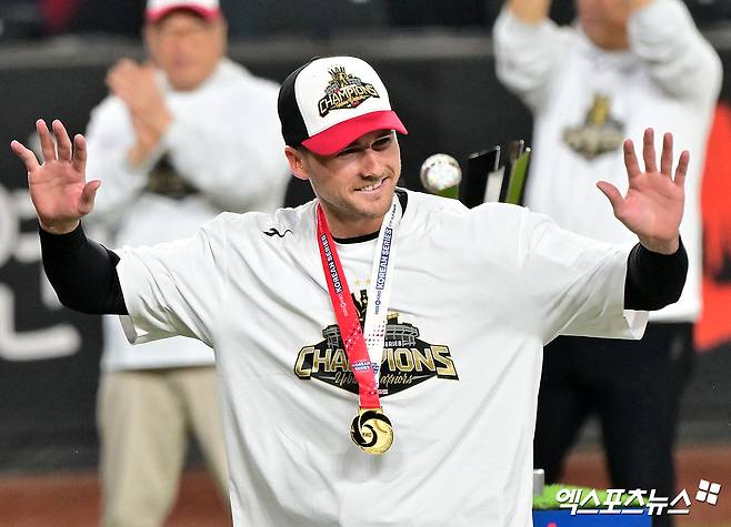 지난달 31일 오후 대전 한화생명 볼파크에서 열린 '2025 신한 SOL Bank KBO 한국시리즈' LG 트윈스와 한화 이글스의 5차전 경기, LG가 선발투수 톨허스트의 7이닝 1실점 완벽투에 힘입어 4:1의 스코어로 승리하며 시리즈 전적 4승1패로 통합우승을 이뤘다.  한국시리즈 5차전 데일리MVP를 수상한 LG 톨허스트가 기뻐하고 있다. 엑스포츠뉴스 DB