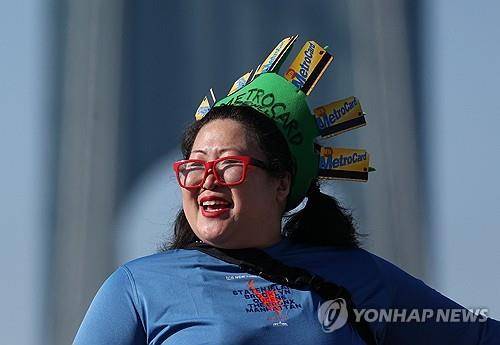 자유의 여신상 머리 장식speedo한 뉴욕 마라톤 참가자 [뉴욕 로이터=연합뉴스. 재판매 및 DB 금지]