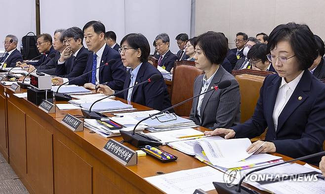 의원 질의에 답변하는 정은경 복지부 장관 정 보건복지부 장관이 2025년 10월30일 국회 보건복지위원회에서 열린 국정감사에 출석해 의원 질의에 답하고 있다.
[연합뉴스 사진]