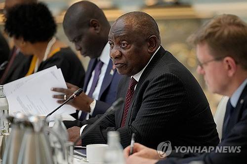 지난 10월 25일 말레이시아 총리와 회담하는 시릴 라마포사 남아공 대통령 [로이터 연합뉴스 자료사진. 재판매 및 DB 금지]