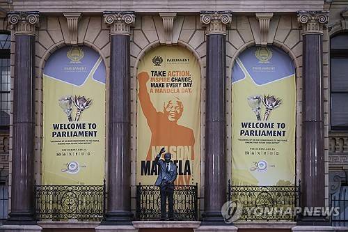 2024년 7월 18일 남아공 의회 개회식이 열린 케이프타운 시청 밖의 만델라 동상 [EPA 연합뉴스 자료사진. 재판매 및 DB 금지]