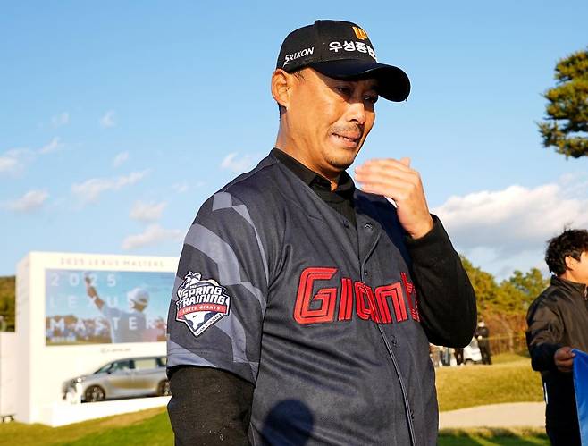 우승 후 눈물 흘리는 김재호 김재호가 2일 경기도 여주시 페럼클럽에서 끝난 KPGA 투어 렉서스 마스터즈(총상금 10억원)에서 우승한 뒤 아버지인 김용희 롯데 자이언츠 2군 감독의 유니폼을 입고 감격의 눈물을 흘리고 있다. [렉서스 마스터즈 대회 조직위원회 제공. 재배포 및 DB 금지]