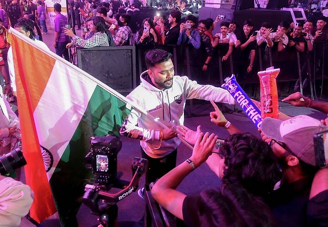 "오늘은 우리가 인도 국가대표"     (뉴델리=연합뉴스) 김주환 기자 = 인도 게임단 '네뷸러 e스포츠' 선수단이 2일(현지시간) 인도 뉴델리 야쇼부미 컨벤션 센터에서 열린 '배틀그라운드 모바일 인디아(BGMI)' e스포츠 국제대회 'BMIC 2025' 무대에 입장하면서 팬들과 인사하고 있다. 2025.11.2 jujuk@yna.co.kr