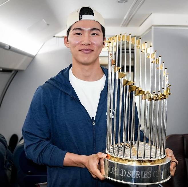 구단 전세기에서 우승 트로피 들고 포즈 취하는 김혜성 로스앤젤레스 다저스 김혜성이 3일(한국시간) 로스앤젤레스로 향하는 구단 전세기에서 미국프로야구 메이저리그 월드시리즈 우승 트로피를 안고 미소 짓고 있다. [다저스 구단 소셜미디어 캡처. 재배포 및 DB 금지]