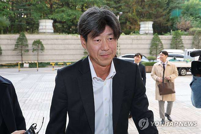 선고공판 출석하는 남욱 변호사 (서울=연합뉴스) 최재구 기자 = 대장동 개발 비리 의혹으로 재판에 넘겨진 남욱 변호사가 31일 서울 서초구 중앙지법에서 열린 1심 선고공판에 출석하고 있다. 2025.10.31 [공동취재] jjaeck9@yna.co.kr