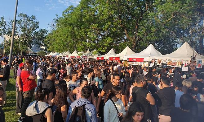 아르헨티나 '한인 문화의 날' 행사에 모인 인파 (부에노스아이레스=연합뉴스) 김선정 통신원 = 아르헨티나의 수도 부에노스아이레스의 팔레르모 공원에서 2025년 한인 문화 행사 '하루 페스트가'가 2일(현지시간) 개최됐다. 한인회 추정 약 15만명의 시민이 참여해 한국 문화에 대한 시민들의 뜨거운 관심을 보여줬다. 2025.11.3 sunniek8@yna.co.kr