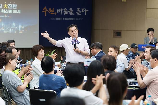▲ 이재준 수원시장이 시민들과 이야기하고 있는 모습/사진제공=수원시