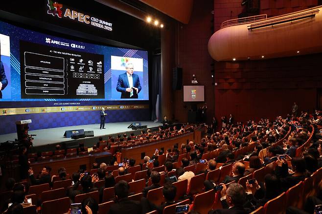 ▲젠슨 황 엔비디아 최고경영자(CEO)가 31일 경북 경주 예술의전당에서 열린 아시아태평양경제협력체(APEC) 최고경영자(CEO) 서밋에서 특별세션 기조연설을 하고 있다. /연합뉴스