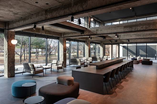 ▲ 2025 수원디자인대상 인테리어 분야 수상작인 지관서가 내부. / 사진제공=수원특례시