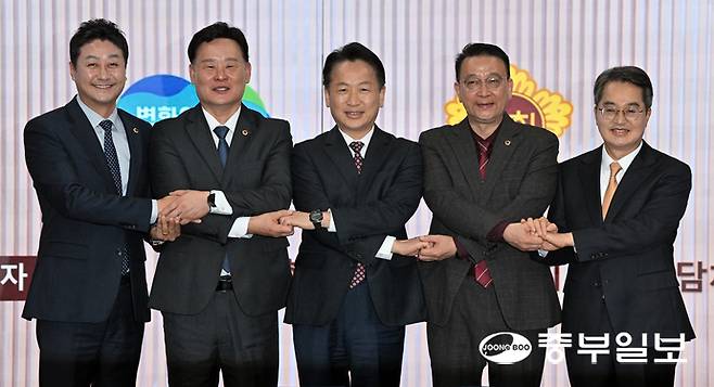 4일 오전 수원시 영통구 경기도의회 예담채에서 열린 여야정협치위원회에서 (왼쪽부터)김진경 경기도의회 의장, 최종현 경기도의회 민주당 대표의원, 고영인 경제부지사, 백현종 경기도의회 국민의힘 대표의원, 김동연 경기도지사가 기념촬영을 하고 있다. 김경민기자