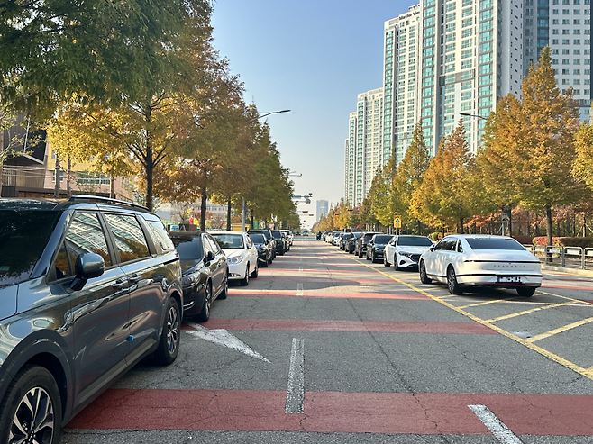 4일 오후 송도국제도서관 앞에 불법주차된 차량이 줄지어 서 있다. 사진=장수빈 기자