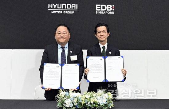 ▲ 현대차그룹은 최근 '2025년 경주 APEC 정상회의' 주간 경주엑스포대공원 'K-테크 쇼케이스' 행사장에서 싱가포르 경제개발청(EDB)과 '수소 중심 저탄소 기술 개발 기회 발굴을 위한 업무협약'(MOU)을 체결했다. 박재하(왼쪽) 현대차그룹 글로벌수소비즈니스사업부 상무와 클라란스 추아 싱가포르 경제개발청 한국·일본 총괄 이사가 서명 뒤 기념촬영을 하고 있다. 현대차 제공