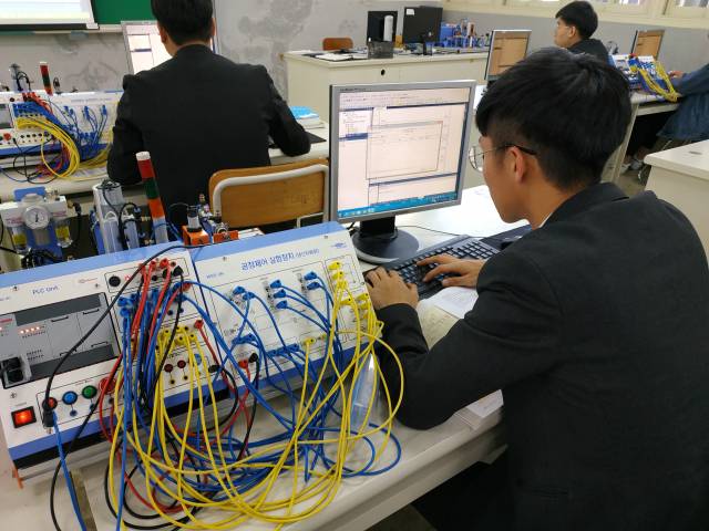 부산공업고등학교 전기과 학생이 수업을 듣고 있다. 부산시교육청 제공