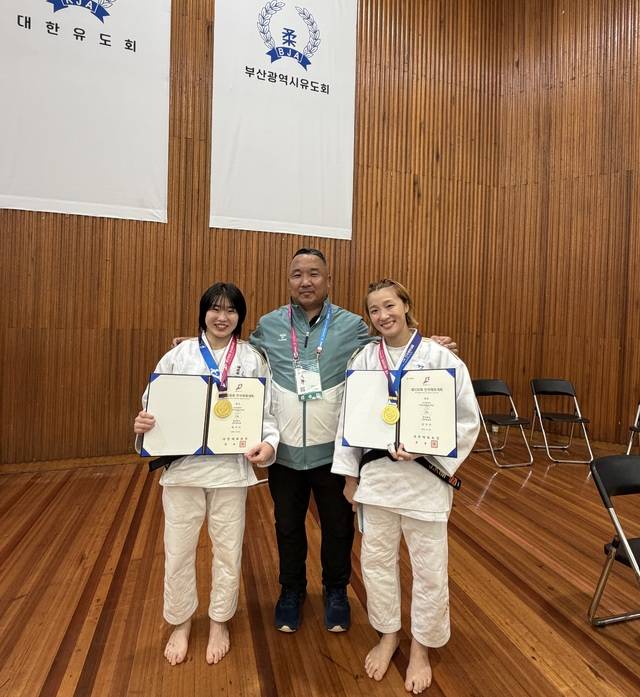 경북체육회 소속의 허미미(왼쪽) 선수와 김지수 선수가 상장을 들고 기념촬영을 하고 있다. 경북체육회 제공