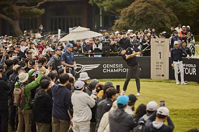 이정환이 제네시스 챔피언십 최종 4라운드 1번홀에서 구름 갤러리에 둘러쌓여 티샷하고 있다.(사진=제네시스 챔피언십 조직위)