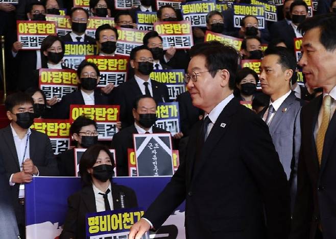 이재명 대통령이 4일 내년도 정부 예산안에 대한 시정연설을 하기 위해 서울 여의도 국회에 도착, 피케팅 시위를 벌이고 있는 국민의힘 의원들에게 인사한뒤 이동하고 있다.(사진=연합뉴스, 국회사진기자단)