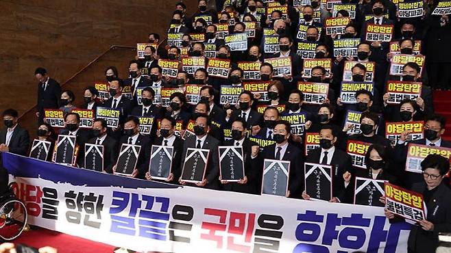 국민의힘 의원들이 4일 국회에서 이재명 대통령의 내년도 예산안에 대한 시정연설이 열리는 서울 여의도 국회 본회의장에 들어가지 않은 채 추경호 전 원내대표에 대한 구속영장 청구 등을 규탄하며 시위를 하고 있다.(사진=연합뉴스, 국회사진기자단)