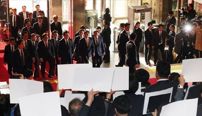 이재명 대통령이 4일 내년도 정부 예산안에 대한 시정연설을 하기 위해 서울 여의도 국회에 도착해 피켓시위를 하는 국민의힘 의원들 앞을 지나고 있다.(사진=연합뉴스, 국회사진기자단)