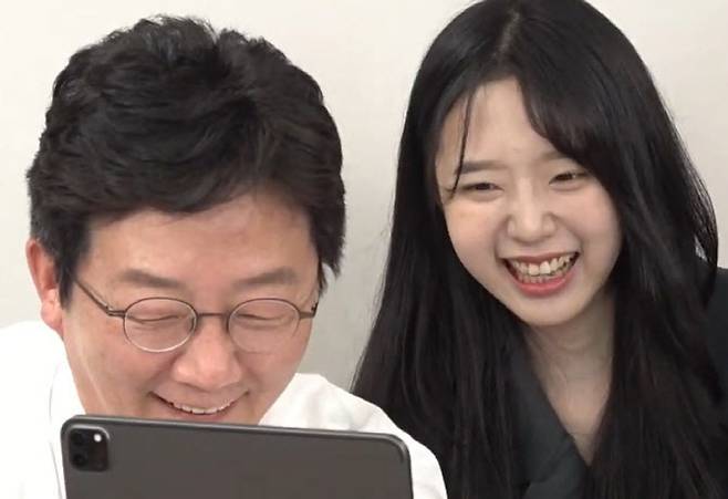 유승민 전 의원과 2025학년도 2학기 인천대 정경대학 무역학부 교수로 임용된 유담. (사진=유튜브 캡처)
