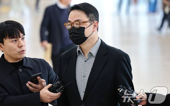 윤석열 전 대통령의 부인 김건희 여사의 오빠 김진우씨가 4일 오전 서울 종로구 KT광화문빌딩 웨스트에 마련된 김건희특검 사무실에 피의자 신분으로 출석하고 있다. 2025.11.4/뉴스1 ⓒ News1 김도우 기자