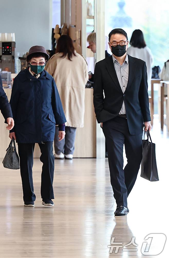 윤석열 전 대통령의 부인 김건희 여사의 모친 최은순씨와 오빠 김진우씨가 4일 오전 서울 종로구 KT광화문빌딩 웨스트에 마련된 김건희특검 사무실에 피의자 신분으로 출석하고 있다. 2025.11.4/뉴스1 ⓒ News1 김도우 기자