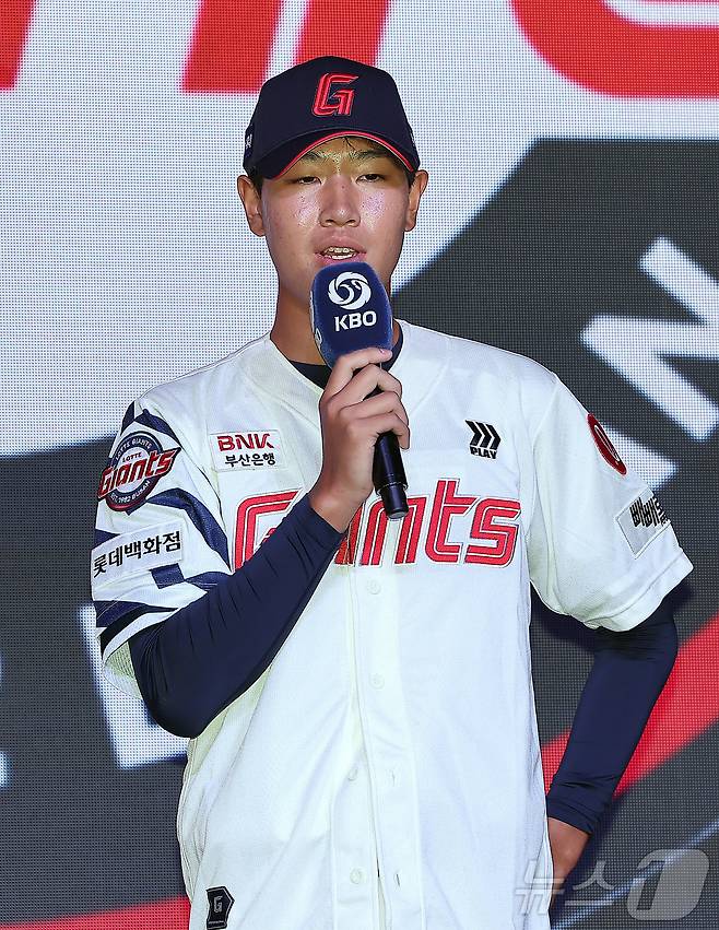 대선 고교 최동원상을 받은 신동건(롯데). /뉴스1 DB ⓒ News1 김진환 기자