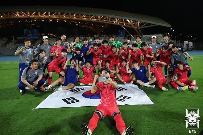 11일 사우디아라비아 킹 압둘라 스포츠시티 스타디움에서 열린 2025 AFC U-17 아시안컵 조별리그 3차전 대한민국과 예멘의 경기에서 승리하며 8강에 진출한 대한민국 U-17 대표팀 선수단이 기념 촬영을 하고 있다. (대한축구협회 제공. 재판매 및 DB 금지) 2025.4.11/뉴스1