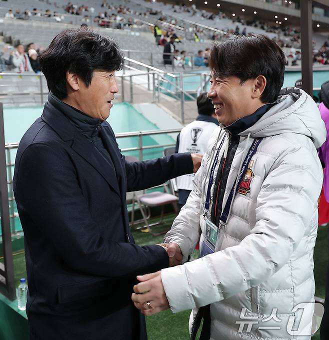 FC서울 김기동 감독(오른쪽)과 청두 룽청 서정원 감독이 4일 서울 마포구 서울월드컵경기장에서 열린 '2025-2026 아시아축구연맹(AFC) 챔피언스리그 엘리트(ACLE)' 리그 스테이지 4차전 FC서울과 청두 룽청의 경기에 앞서 인사를 하고 있다. 2025.11.4/뉴스1 ⓒ News1 김성진 기자
