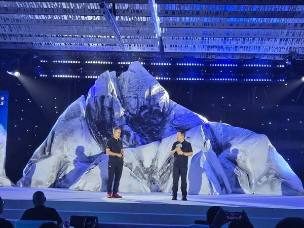 중국등반협회 겸 중국 초대형 부동산그룹 완커그룹(회장 왕스, 왼쪽)과 중국심천등반협회(회장 리웨이), /사진=제주도산악연맹