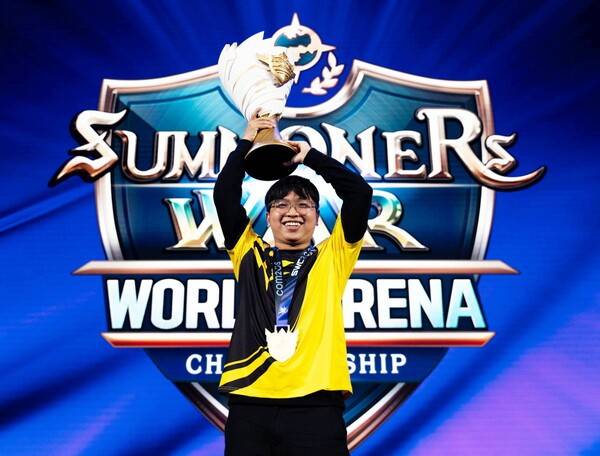 글로벌 e스포츠 대회 '서머너즈 워 월드 아레나 챔피언십 2025(이하 SWC2025)'에서 아시아퍼시픽 지역 대표로 출전한 PU가 세계 챔피언으로 우뚝 섰다.(SWC2025_ 월드 파이널 챔피언 PU). /사진=컴투스