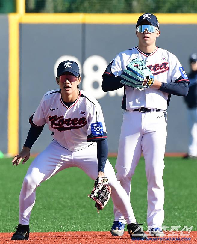 함께 수비훈련을 하고 있는 송성문, 김영웅.