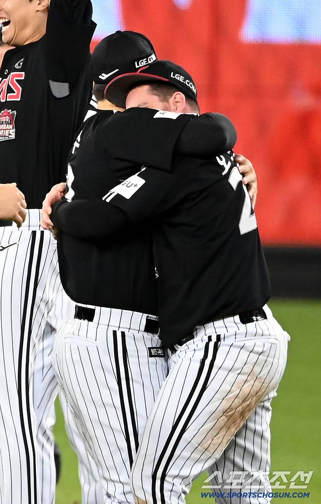 김현수의 품에 안긴 오스틴