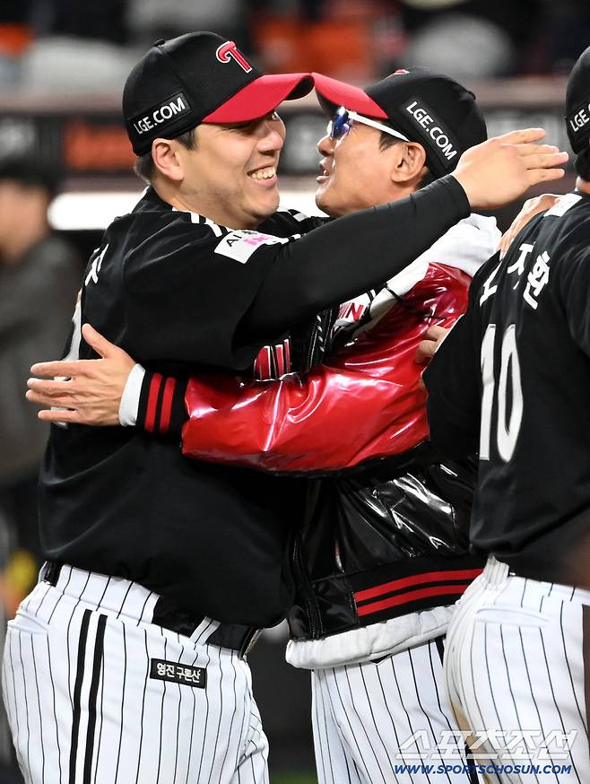 염경엽 감독과 포옹을 하는 김현수