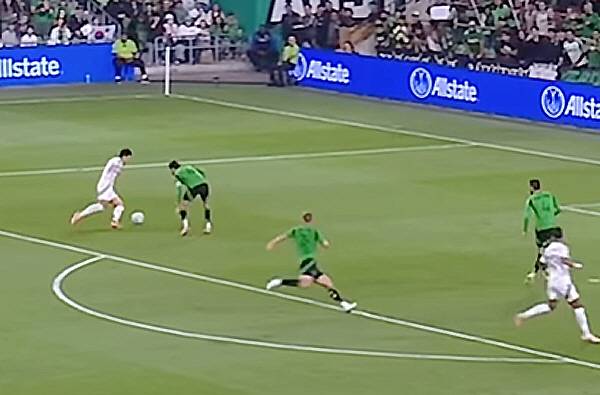 손흥민 3일 오스틴전 득점 과정에서 전매특허 스텝오버 기술로 수비를 제치는 모습. 중계화면