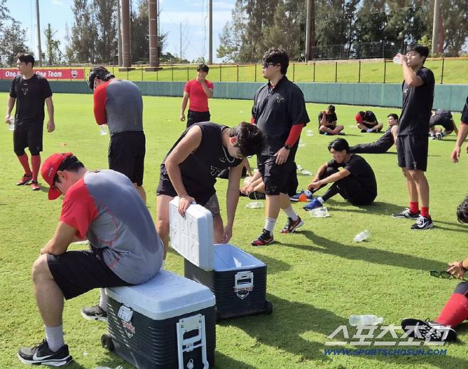 세트 사이에 휴식을 취하고 있는 KIA 타이거즈 선수들. 오키나와(일본)=김민경 기자