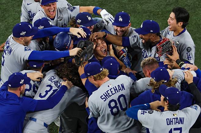 TORONTO, ONTARIO - NOVEMBER 02: Pitcher Yoshinobu Yamamoto #18 of the Los Angeles Dodgers (R) celebrates with teammates after defeating the Toronto Blue Jays, 5-4, in game seven of the 2025 World Series at Rogers Center on November 02, 2025 in Toronto, Ontario.   Patrick Smith/Getty Images/AFP (Photo by Patrick Smith / GETTY IMAGES NORTH AMERICA / Getty Images via AFP)







<저작권자(c) 연합뉴스, 무단 전재-재배포, AI 학습 및 활용 금지>