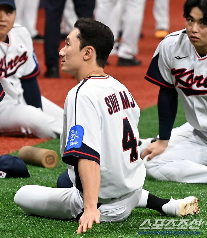 대한민국 야구대표팀이 4일 고척스카이돔에서 훈련을 가졌다. 신민재가 워밍업을 하고 있다. 고척=허상욱 기자wook@sportschosun.com/2025.11.04/