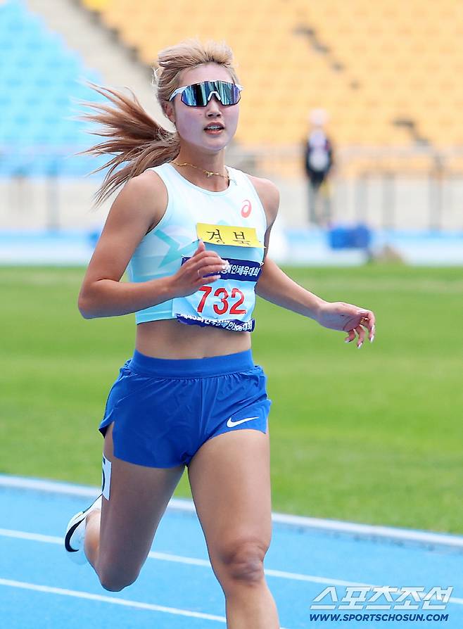 신현진이 4일 부산아시아드주경기장에서 펼쳐진 여자육상 200m T12 결선에서 1위로 골인하며 3관왕을 달성한 순간. 사진제공=대한장애인체육회