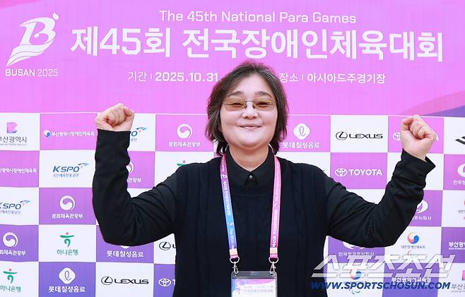 11초49, 1994년 이후 31년째 깨지지 않고 있는 여자육상 100m 한국신기록 보유자, 대한민국 여자육상 레전드 이영숙 대한장애인육상연맹 이사가 인일여고 후배이기도 한 신현진의 메달을 응원하며  파이팅 포즈를 취했다. 사진제공=대한장애인체육회