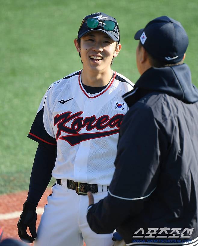 야구 국가대표팀이 2일 오후 경기도 고양 야구대표팀 훈련장에서 첫 훈련을 시작했다. 김성윤이 이진영 코치와 대화하고 있다. 고양=정재근 기자 cjg@sportschosun.com/2025.11.2/