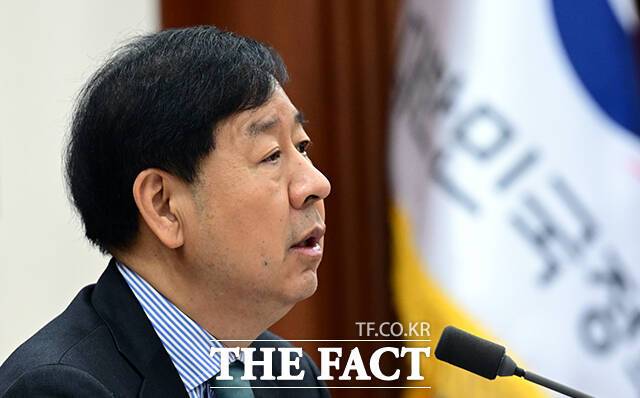 구윤철 부총리 겸 기획재정부 장관이 4일 오전 서울 종로구 정부서울청사에서 열린 경제관계장관회의 겸 물가관계장관회의 및 산업경쟁력강화 관계장관회의에 참석해 모두발언을 하고 있다. /임영무 기자