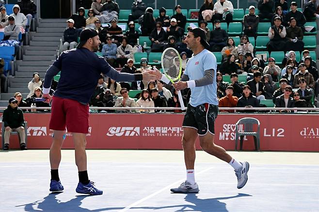 서울오픈챌린저 복식 결승에서 하이파이브를 하는 라몬스와 로저. 서울오픈조직위
