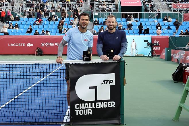 서울오픈챌린저 우승 트로피를 든 로저와 라몬스. 서울오픈조직위