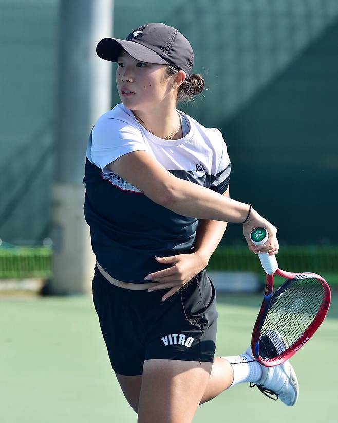 한국선수권에서 실업 언니들을 연이어 격파하고 16강에 진출한 주니어 이서아.(사진/황서진 기자)