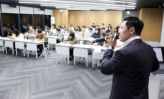 강사로 나선 하성호 와이유파트너스 대표가 지난달 22일 송파구청 공무원들에게 '사모펀드 투자시장'에 대해 설명하고 있다. 송파구 제공.