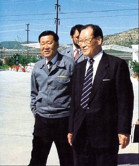 1991년 아산 정주영 선대회장(사진 오른쪽)과 정몽구 명예회장. 아산정주영닷컴 제공