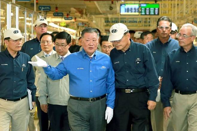 2014년 현대차 미국 앨라배마 공장 점검에 나선 정몽구 명예회장(사진 가운데). 현대차그룹 제공