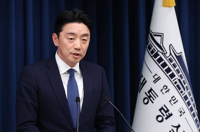 강훈식 대통령비서실장이 3일 용산 대통령실 기자회견장에서 재판중지법 관련 브리핑을 하고 있다./연합뉴스