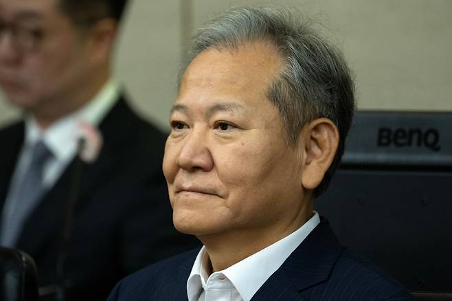 이상민 전 행정안전부 장관이 지난달 17일 서울 서초구 서울중앙지법에서 열린 내란 중요임무 종사 등 혐의 첫 공판기일에 출석해 피고인석에 앉아 있다. /뉴스1