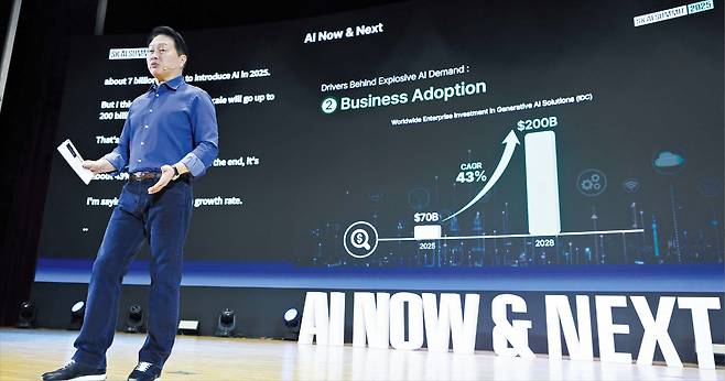 3일 서울 강남구 코엑스에서 열린 ‘SK AI 서밋 2025’에 참석한 최태원 SK그룹 회장이 기조연설을 하고 있다. 최 회장은 “기업들이 AI 전환에 앞다퉈 나서고, 그래픽 처리 장치(GPU)를 비롯한 칩 성능이 매년 향상되고 있지만, 이를 뒷받침할 메모리 반도체의 공급 속도가 미치지 못하고 있다”며 ‘공급 병목’ 해소 방안을 마련하겠다는 뜻을 밝혔다. /연합뉴스